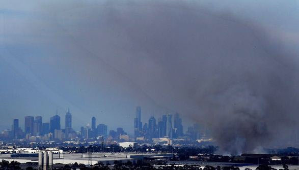Πυρκαγιά σε κέντρο ανακύκλωσης στη Μελβούρνη – Χιλιάδες πολίτες εγκατέλειψαν τα σπίτια τους (εικόνες, βίντεο)